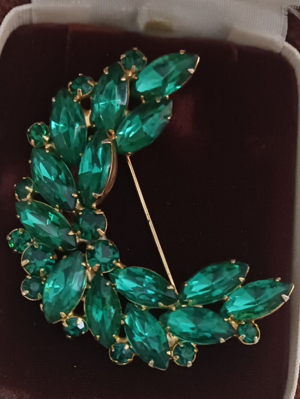 Vintage Emerald Green Crescent Prong Set Marquise Glass Jewels